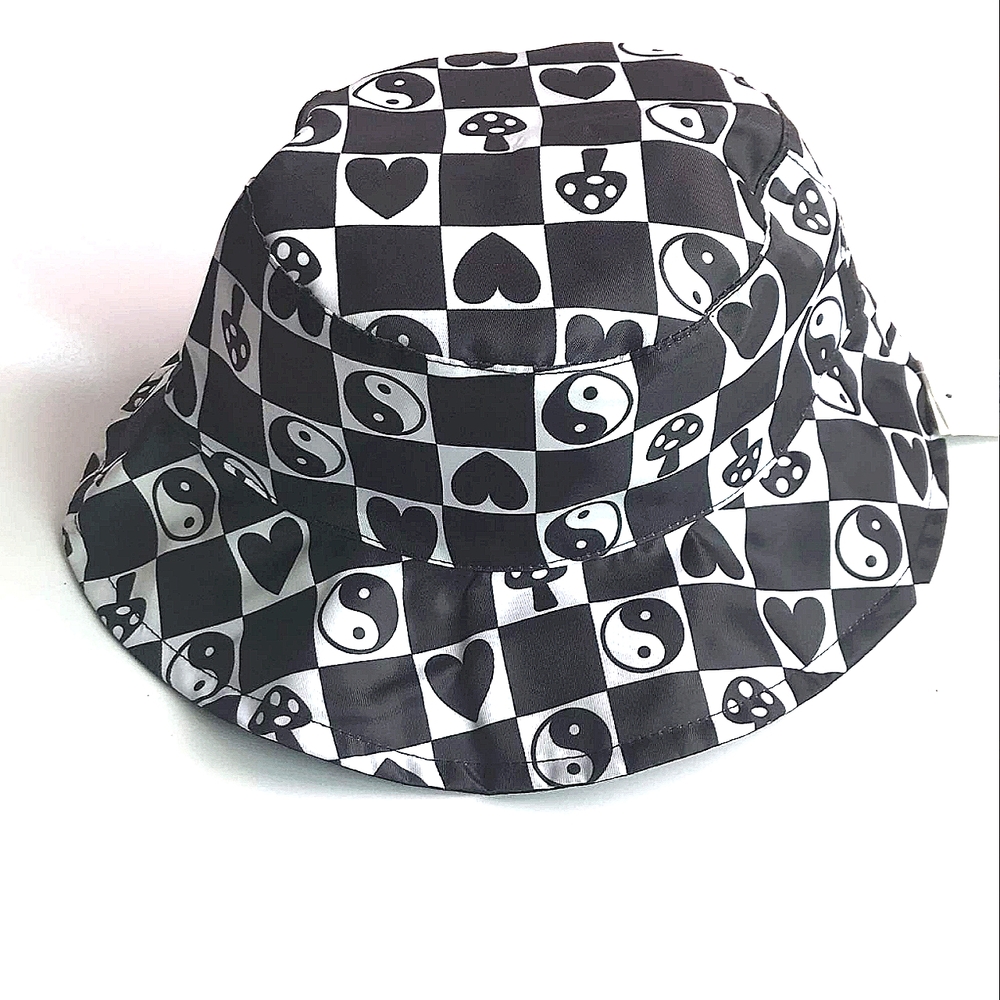 Reversible Bucket Ying Yang black heart polyester hat - Picture 1 of 10